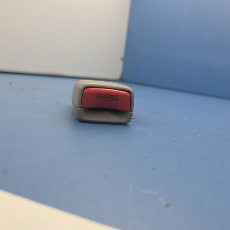 Front Left Seat Belt Buckle/ Stork Suit Toyota Corolla AE112 10/1998-1
