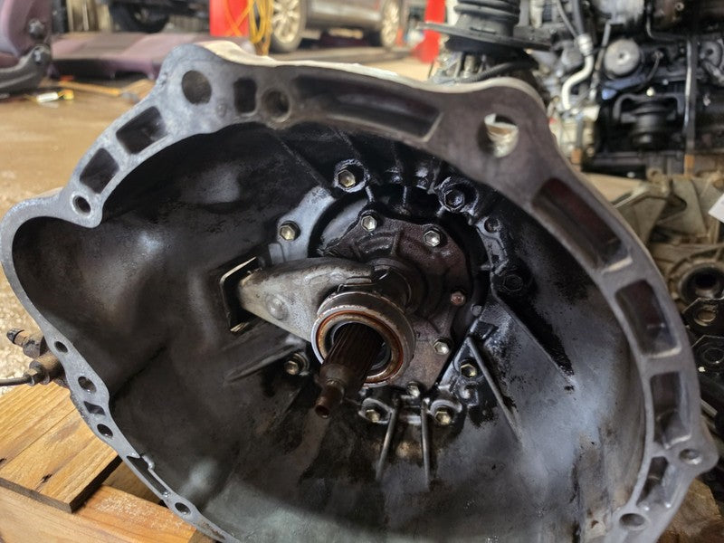 TOYOTA HILUX G52 LN106 22R 4X4 GEARBOX AND TRANSFER CASE