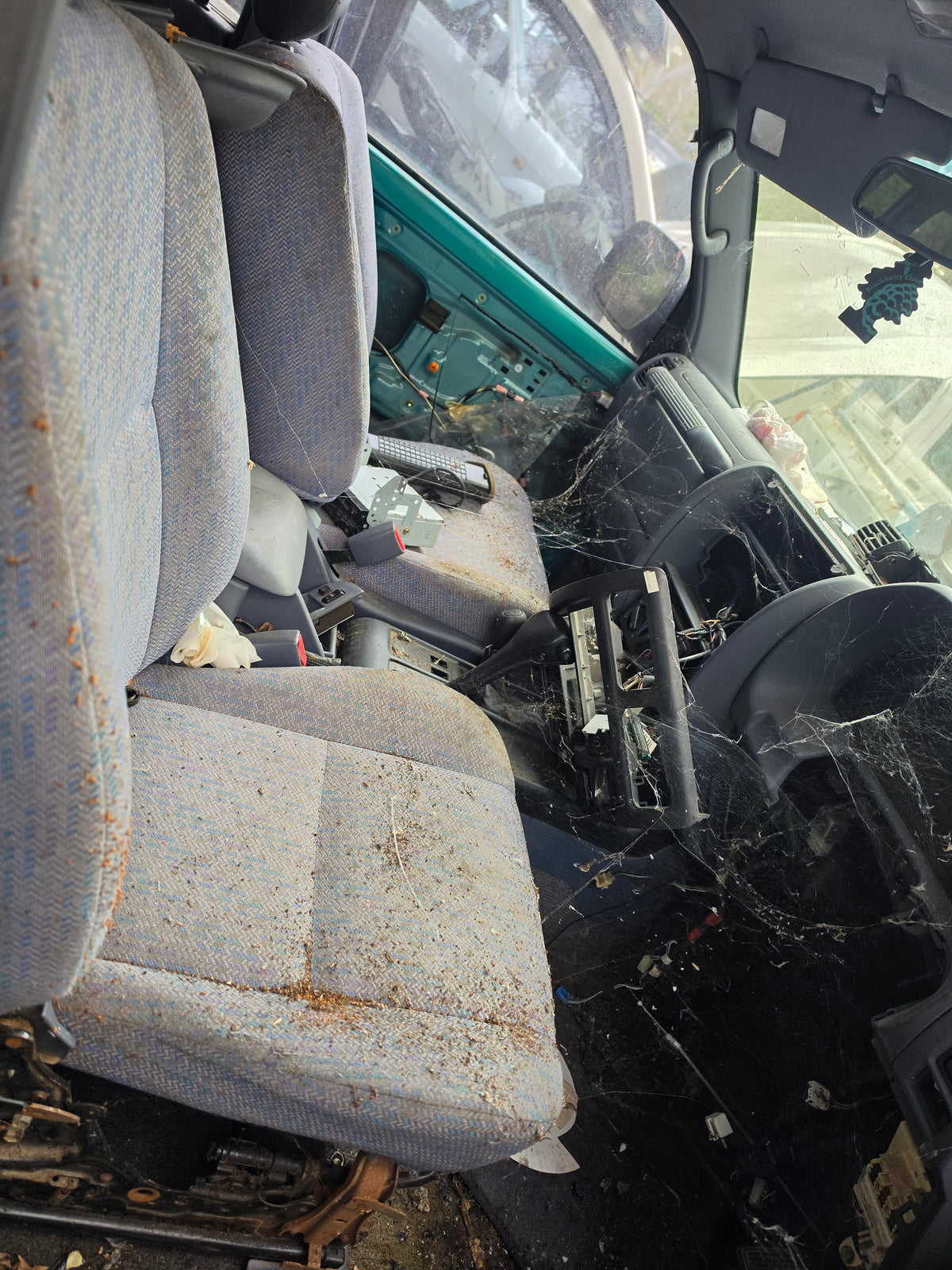 Wrecking 90 Series Toyota Prado in the yard, photo 2 of 4