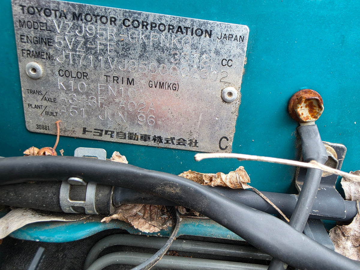 Wrecking 90 Series Toyota Prado in the yard, photo 3 of 4