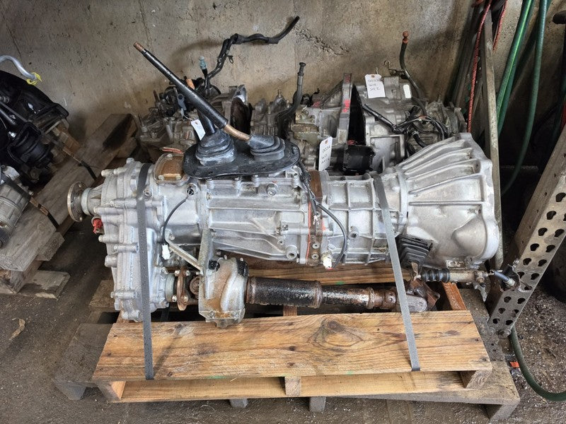 TOYOTA HILUX G52 LN106 22R 4X4 GEARBOX AND TRANSFER CASE