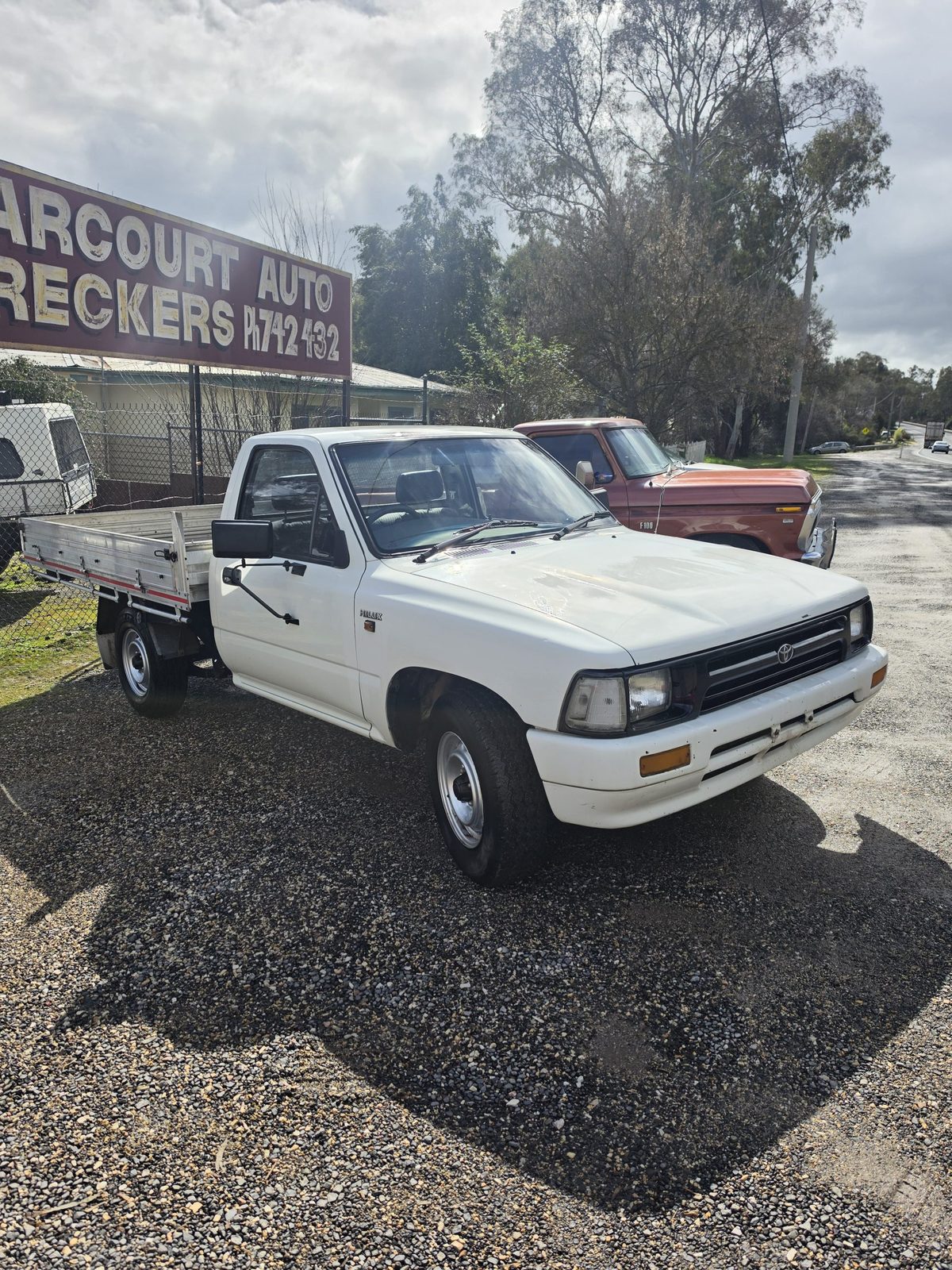 1995 Toyota Hilux tray, photo 3 of 8