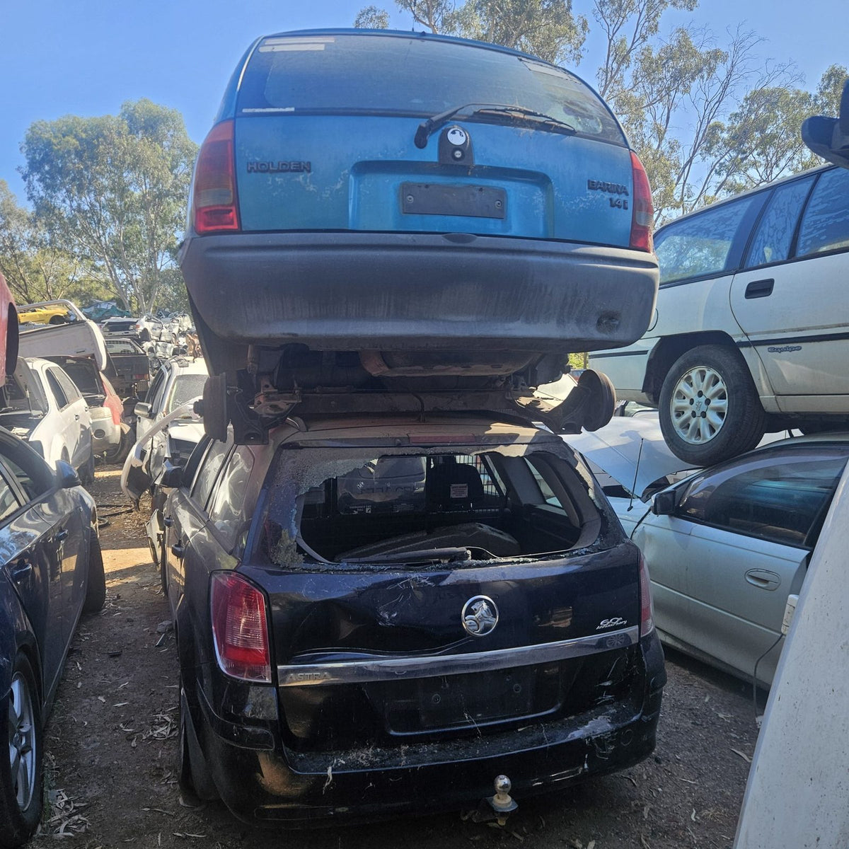 Holden Astra, Cruze, Captiva and Barina in the yard, photo 3 of 10