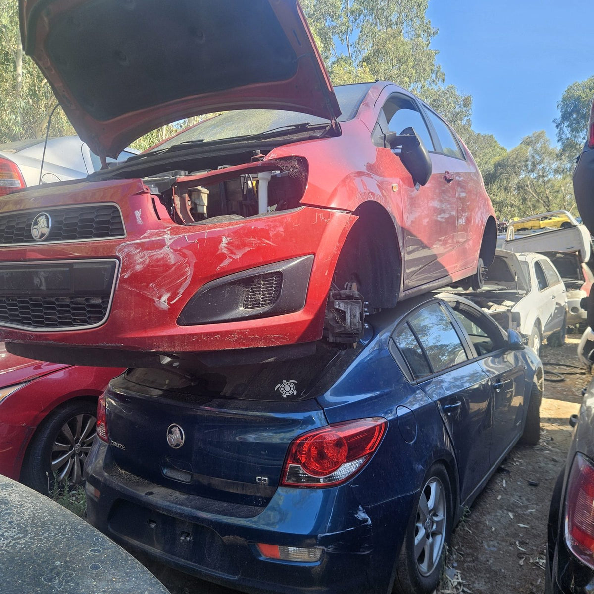 Holden Astra, Cruze, Captiva and Barina in the yard, photo 4 of 10