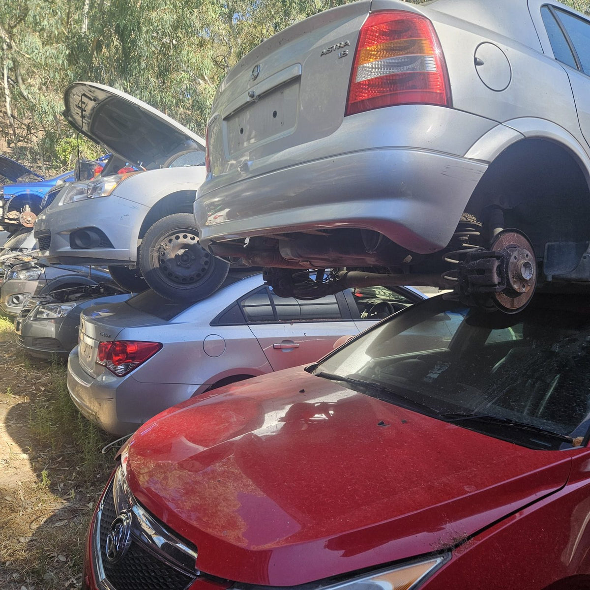 Holden Astra, Cruze, Captiva and Barina in the yard, photo 5 of 10