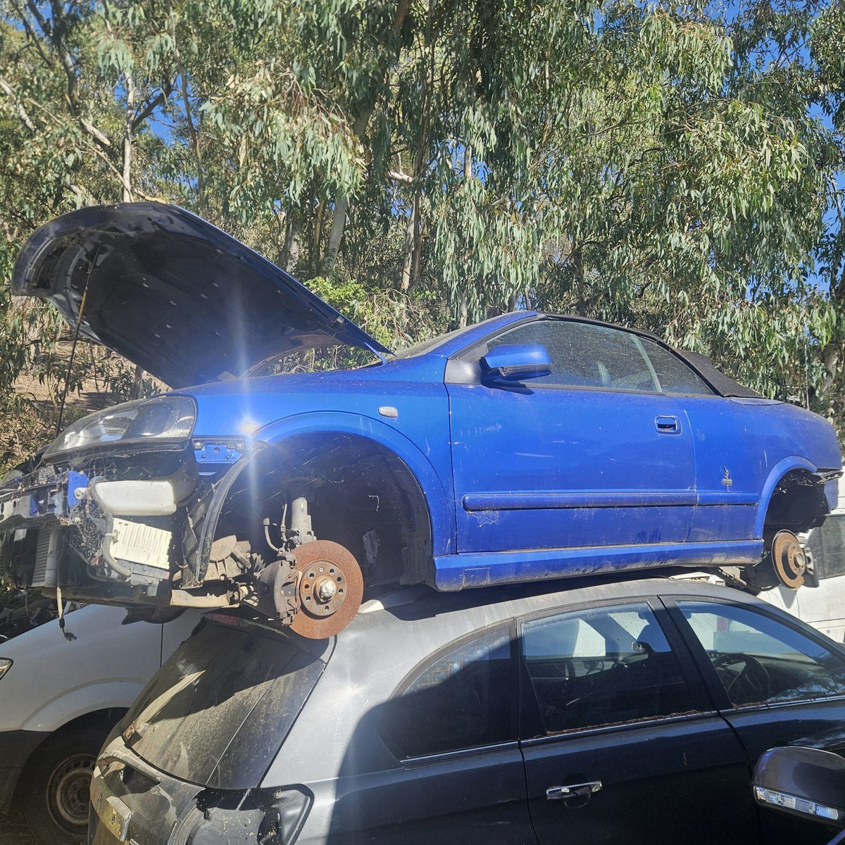 Holden Astra, Cruze, Captiva and Barina in the yard, photo 6 of 10