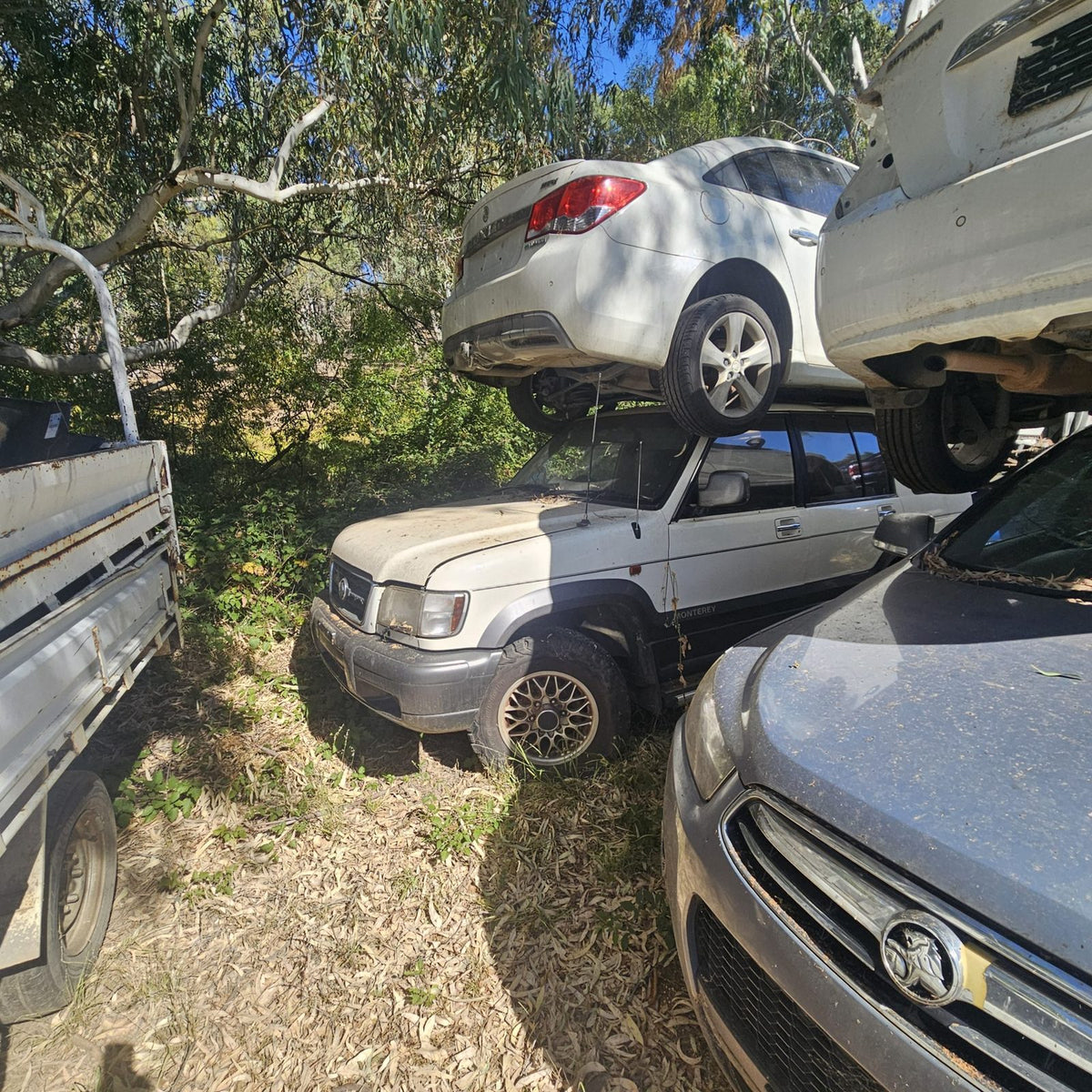 Holden Astra, Cruze, Captiva and Barina in the yard, photo 9 of 10