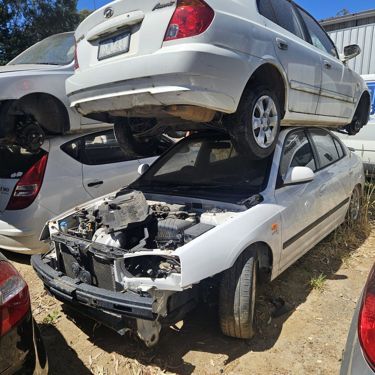 Hyundai in the yard, photo 3 of 11