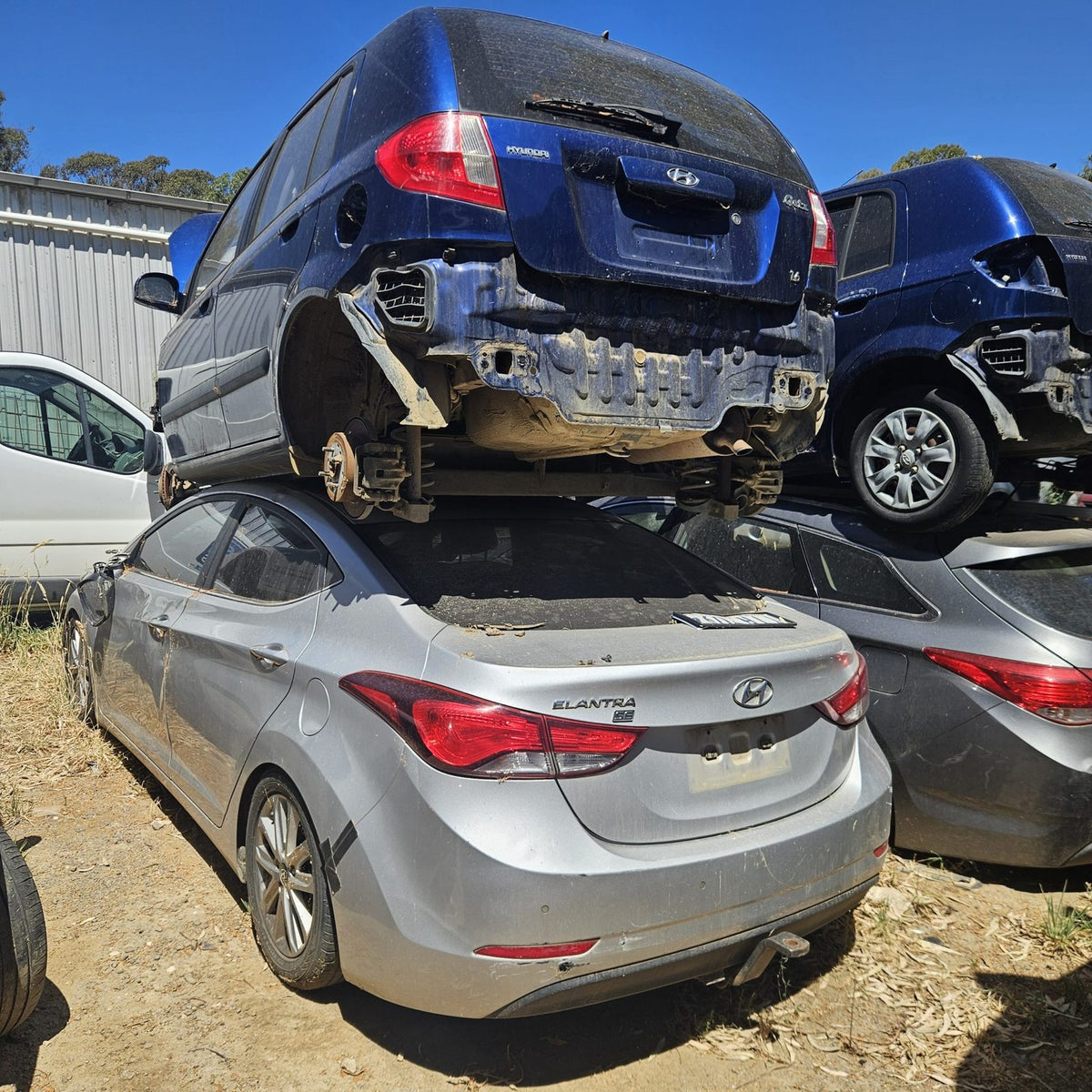 Hyundai in the yard, photo 4 of 11