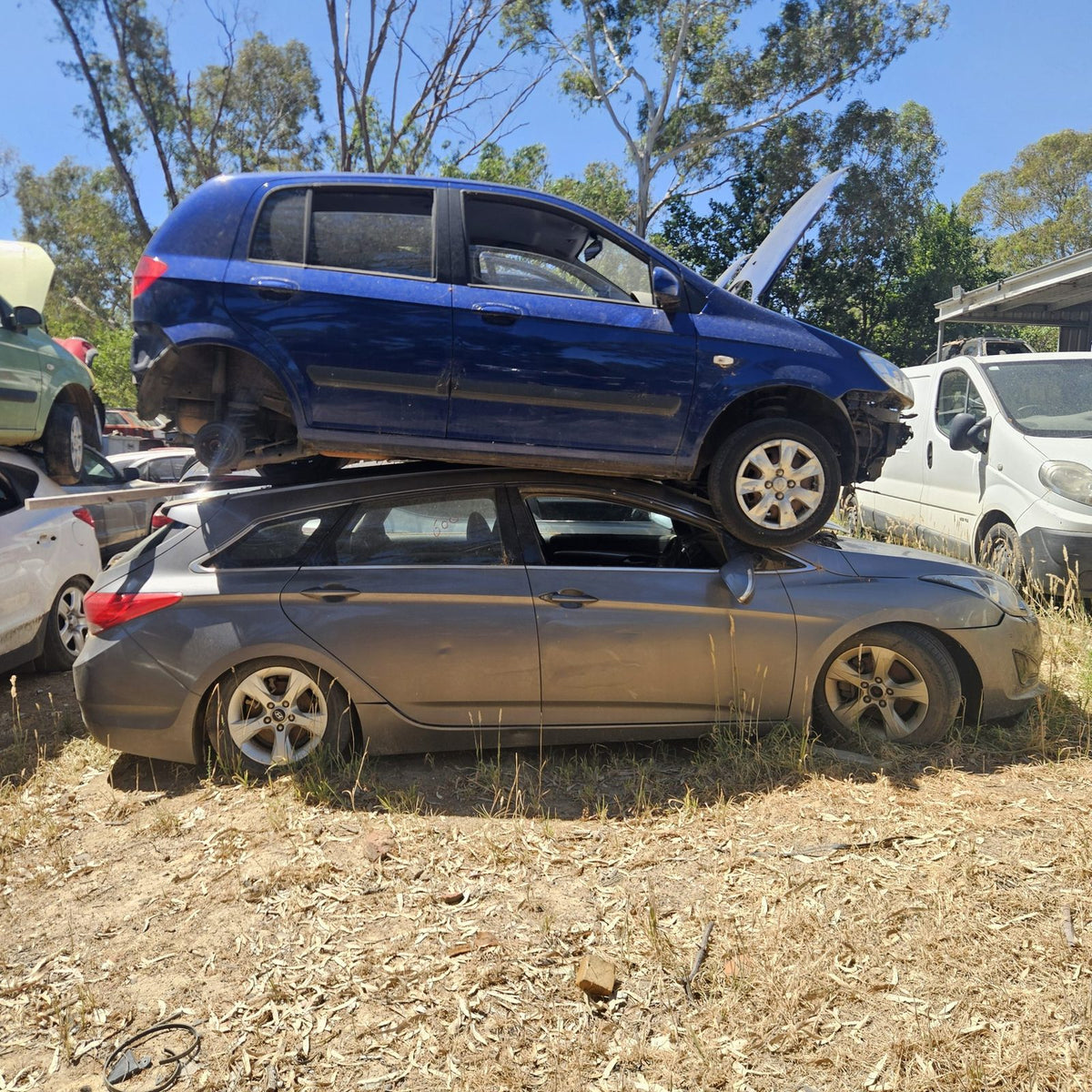 Hyundai in the yard, photo 5 of 11