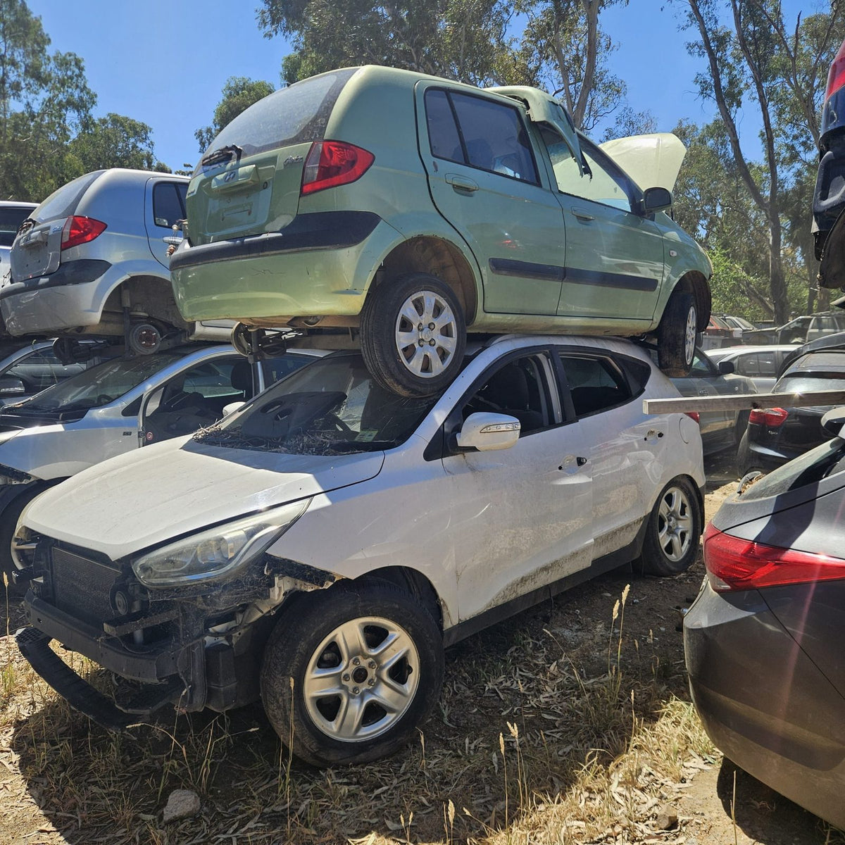 Hyundai in the yard, photo 6 of 11