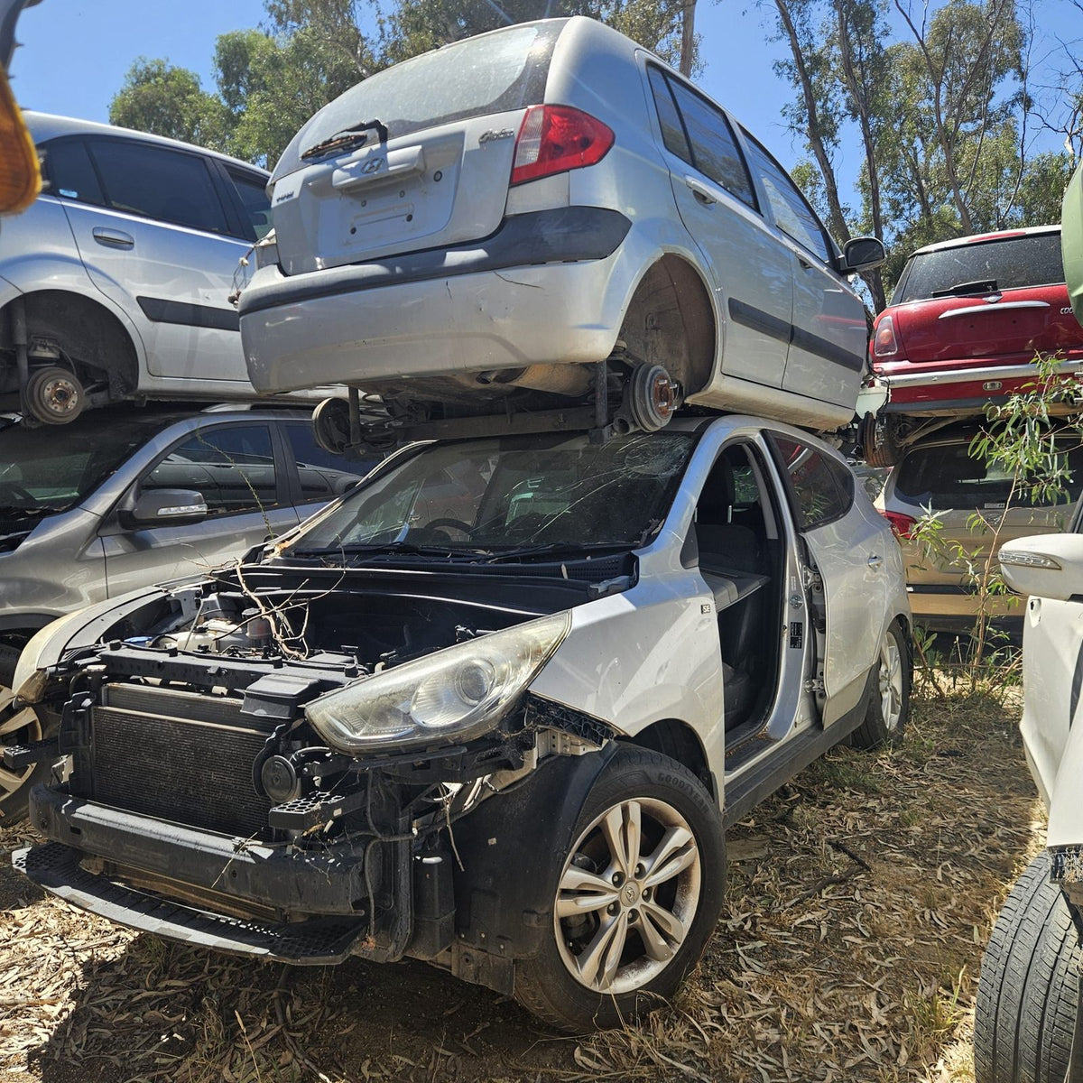 Hyundai in the yard, photo 7 of 11