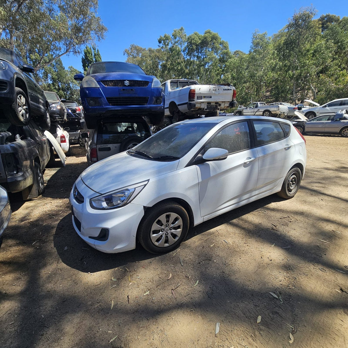 Hyundai in the yard, photo 9 of 11