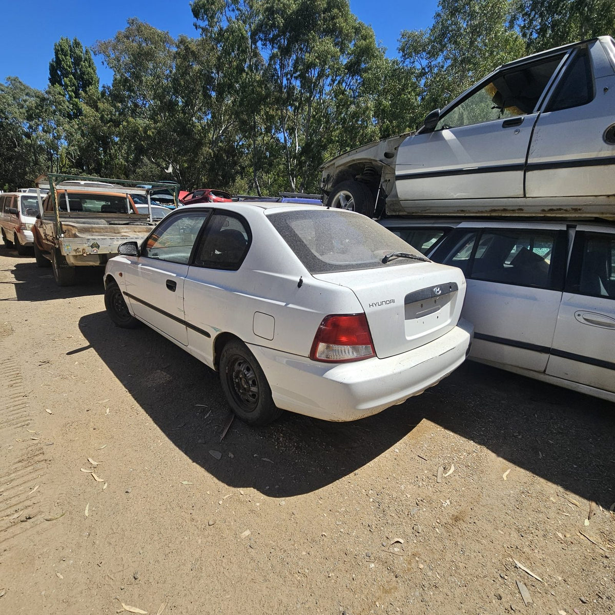 Hyundai in the yard, photo 10 of 11
