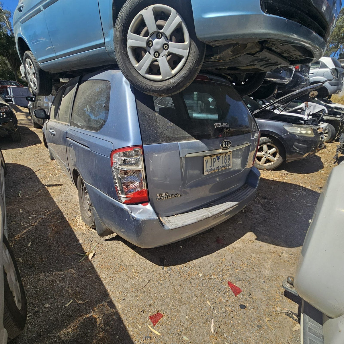 Kia in the yard, photo 2 of 7
