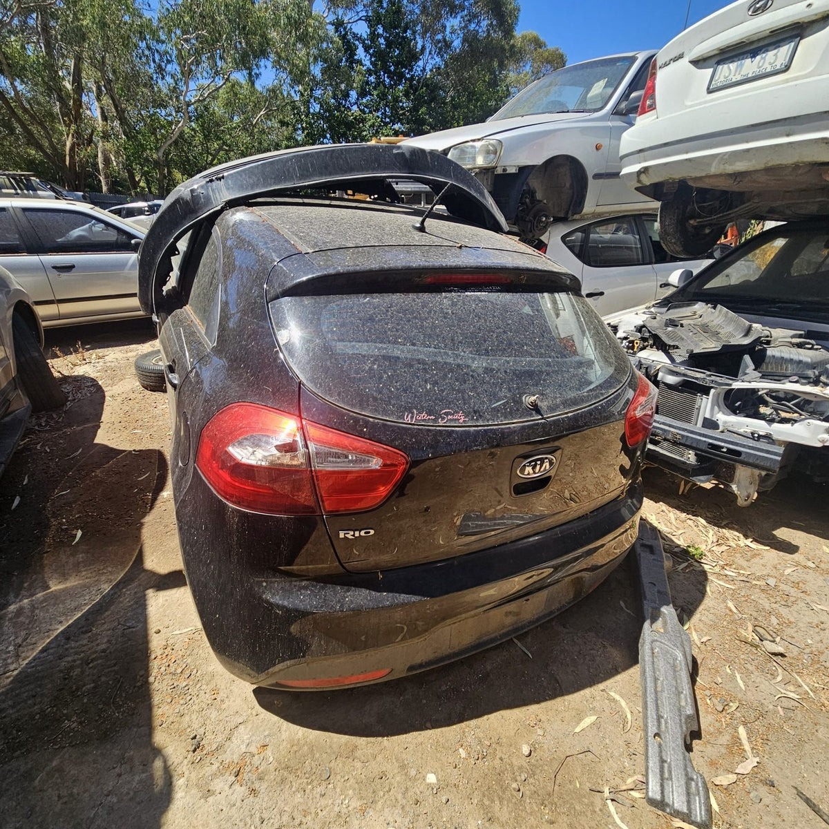 Kia in the yard, photo 6 of 7