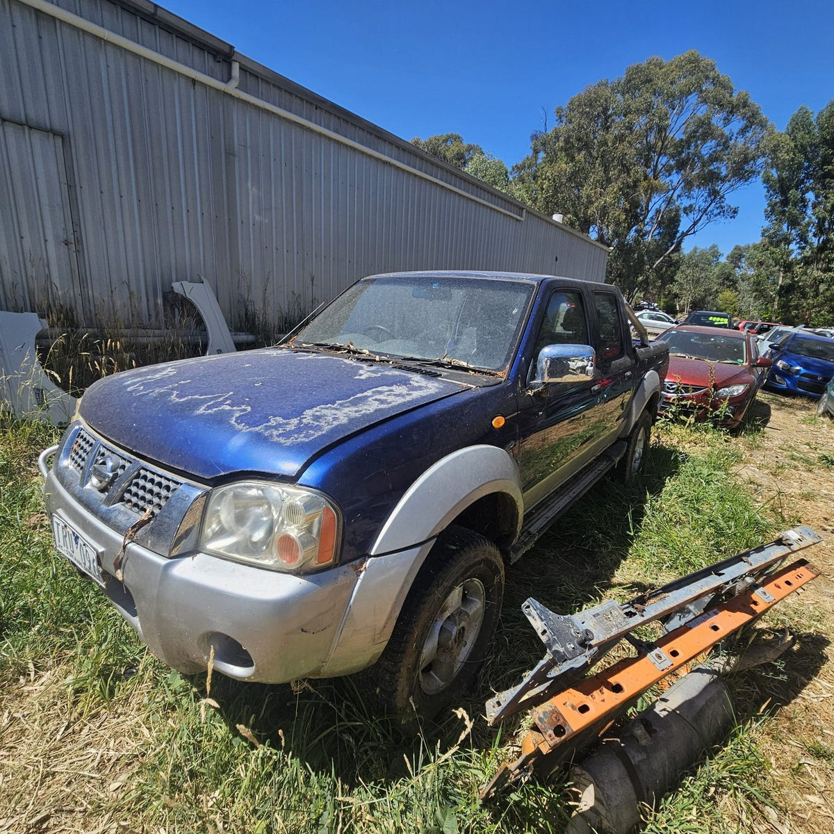 Nissan Pathfinder and Navara in the yard, photo 14 of 14