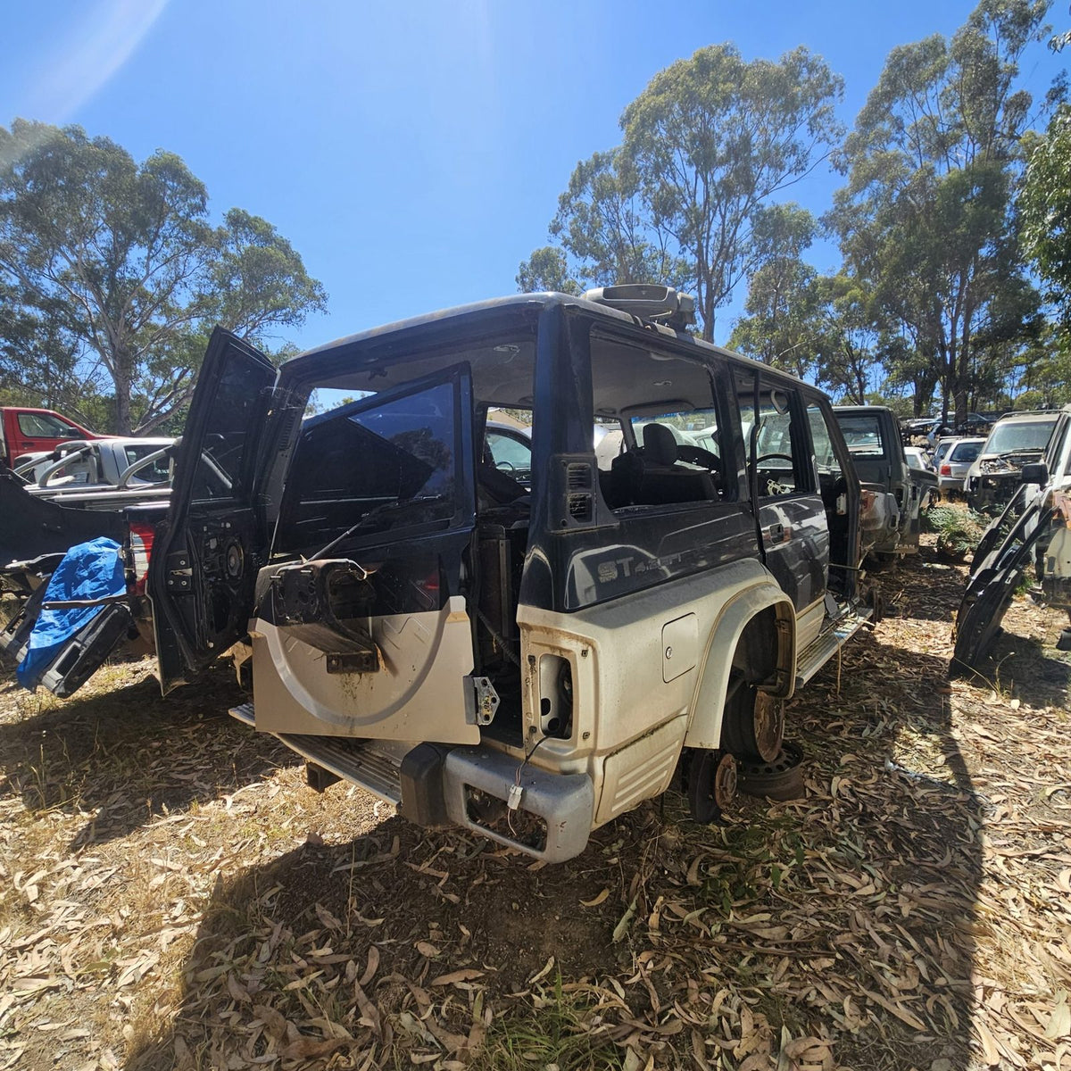 Nissan Patrol in the yard, photo 2 of 5