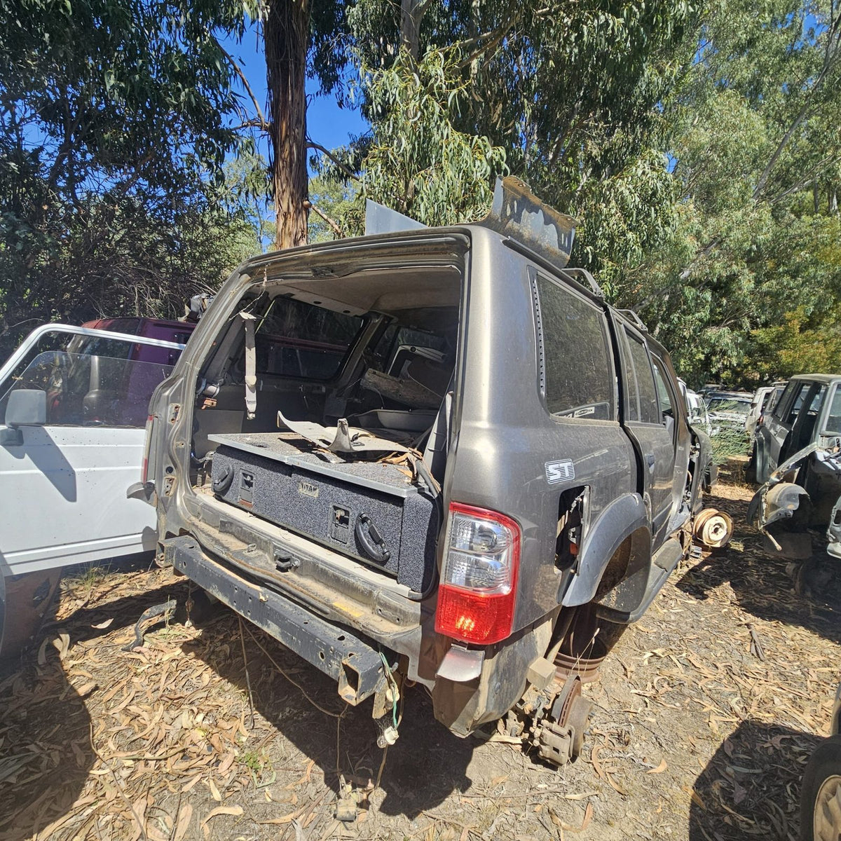 Nissan Patrol in the yard, photo 4 of 5