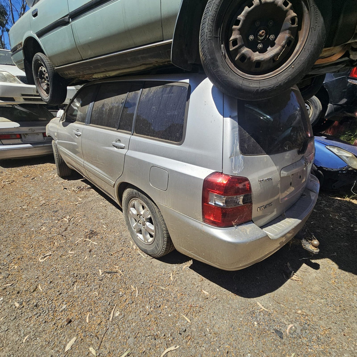 Toyota RAV4 and Kluger in the yard, photo 3 of 11