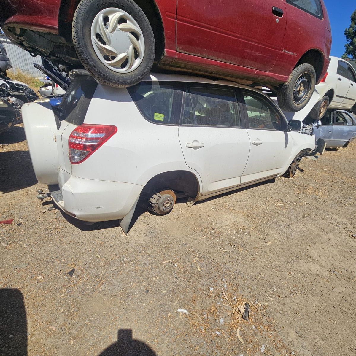 Toyota RAV4 and Kluger in the yard, photo 4 of 11