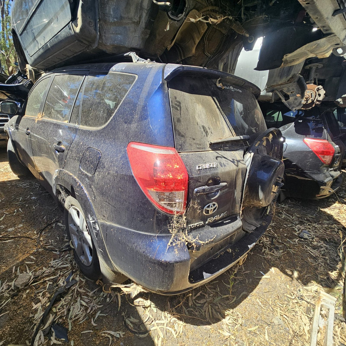 Toyota RAV4 and Kluger in the yard, photo 5 of 11