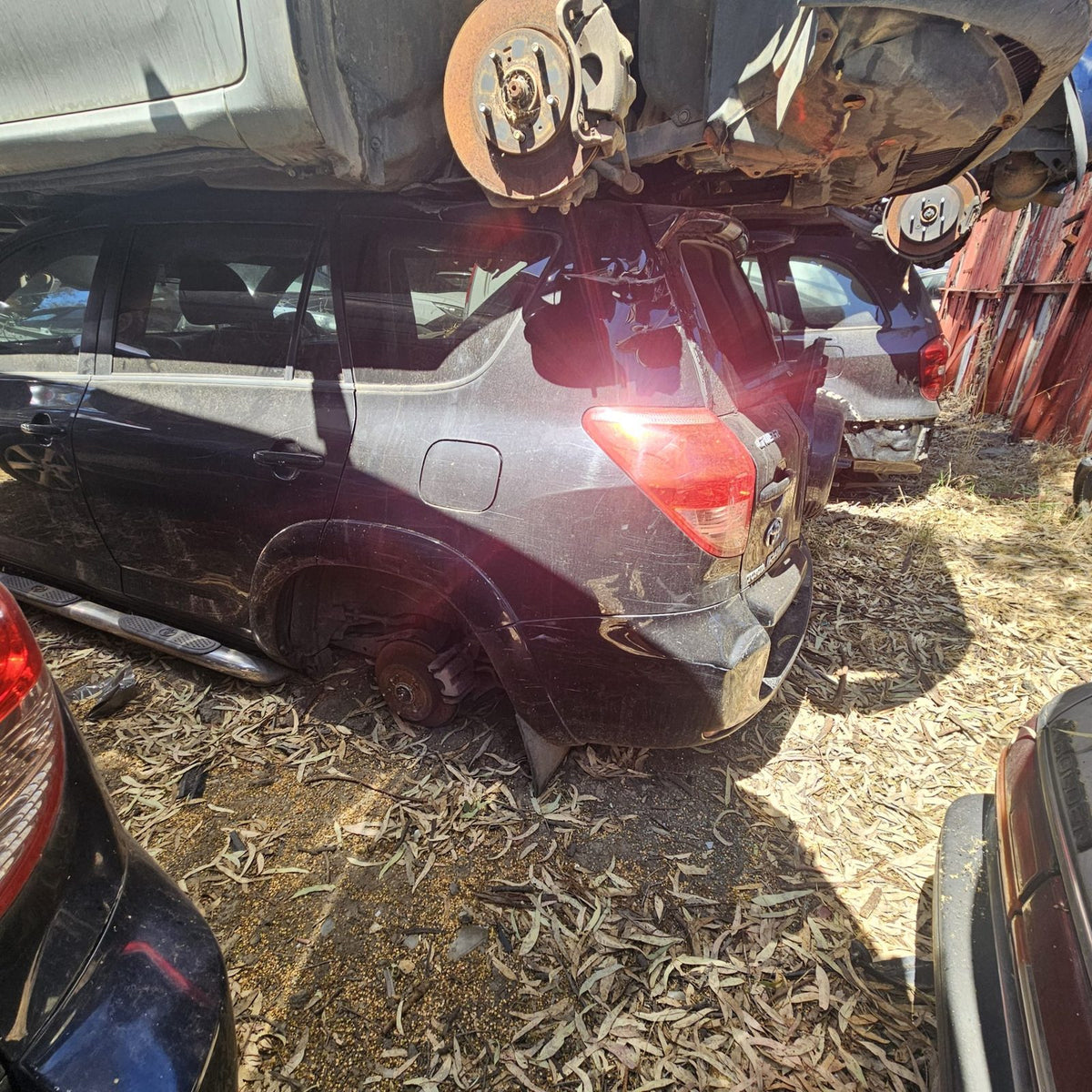 Toyota RAV4 and Kluger in the yard, photo 6 of 11