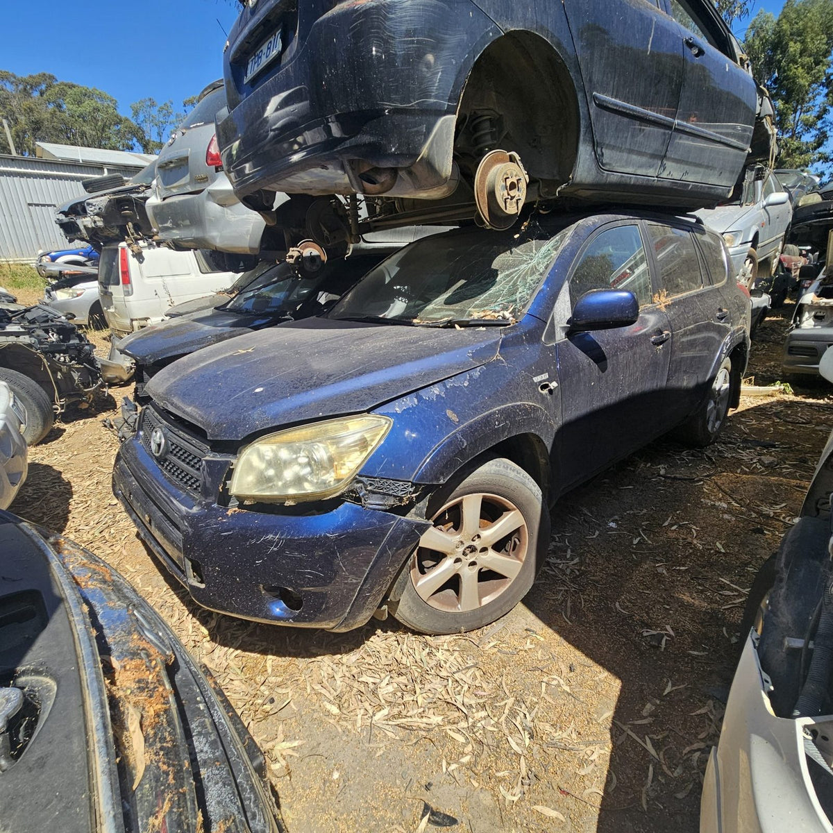Toyota RAV4 and Kluger in the yard, photo 7 of 11