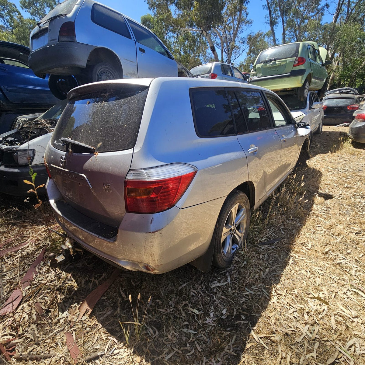 Toyota RAV4 and Kluger in the yard, photo 9 of 11